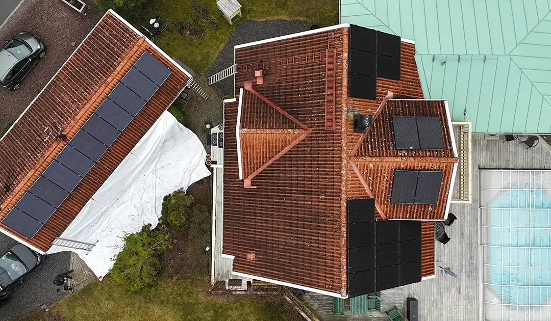 Tvätta solceller och tak samtidigt