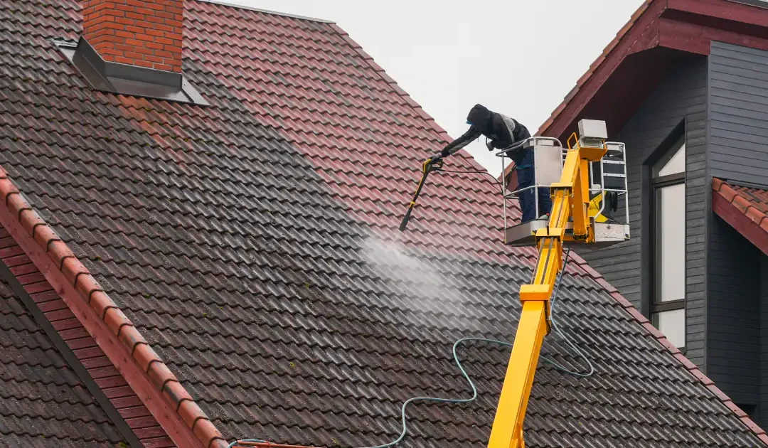 Fördelar med takrengöring som varje fastighetsägare bör känna till