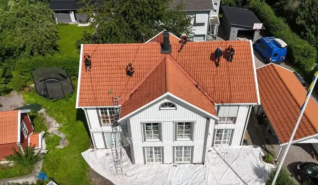 Förebygg fuktskador med taktvätt Enköping